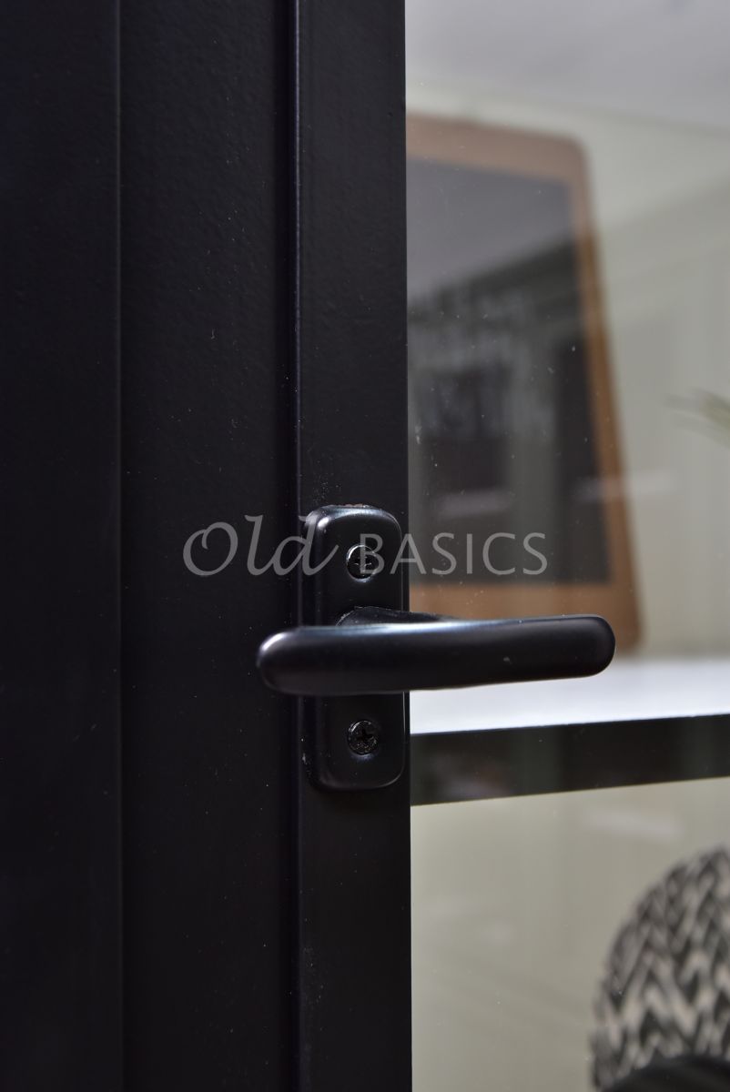 Detail van Apothekerskast Ferro, 3 deuren, RAL9005, zwart, materiaal staal